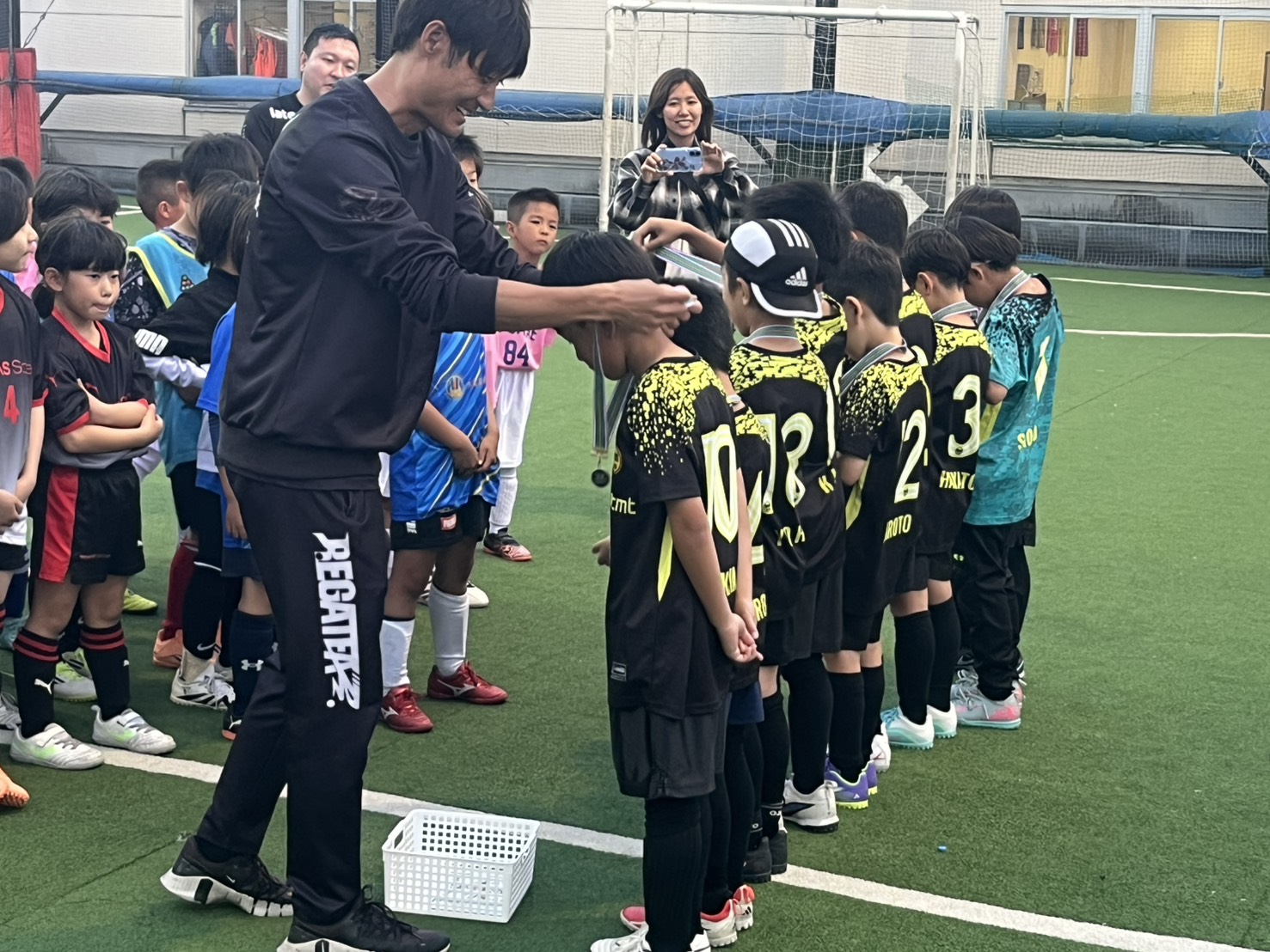 メダルを受け取るトマトマトFCの選手達